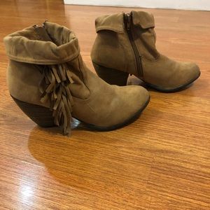 Brown booties with fringe design